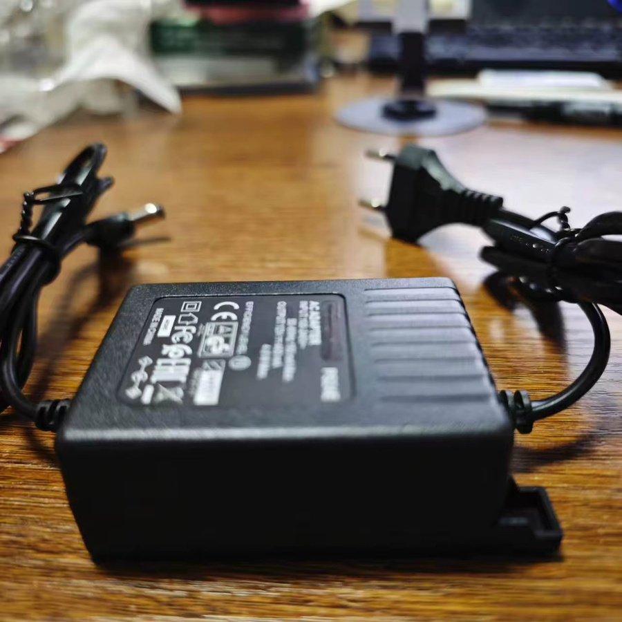 Shure PS24E Netzteil Ladegerät für drahtlose Mikrofone, 12V 400mA, 2m Länge, Schwarz, EU Stecker - Bild 4