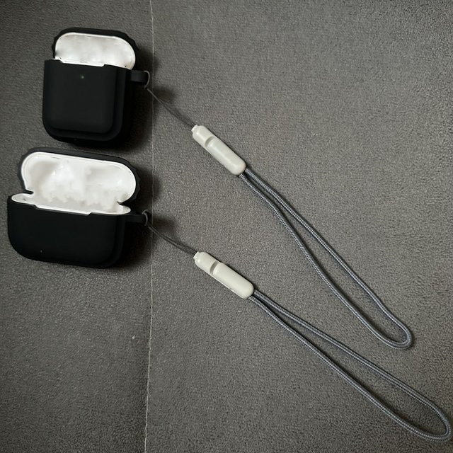 Silikon-Schutzhülle für Apple AirPods 4, 2, 3 und AirPods Pro 2 in Schwarz - Bild 1