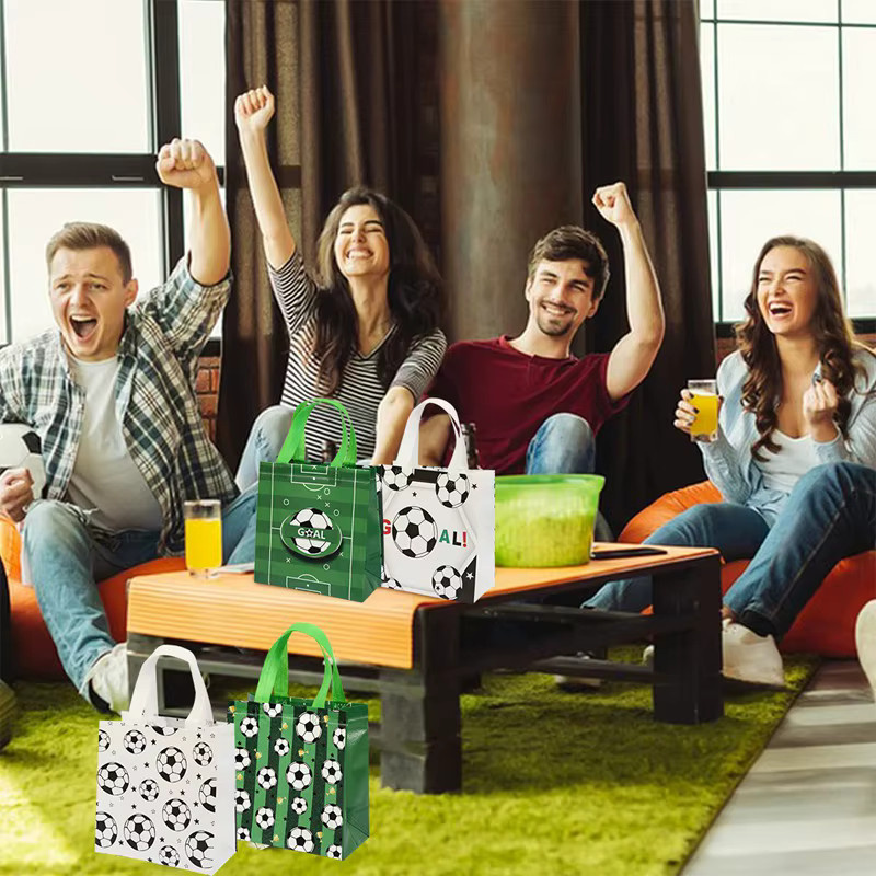 4 Stück Geschenktüten im Fußball-Stil aus Vlies als Goody Bags für deine Geburtstagsfeier - Bild 3