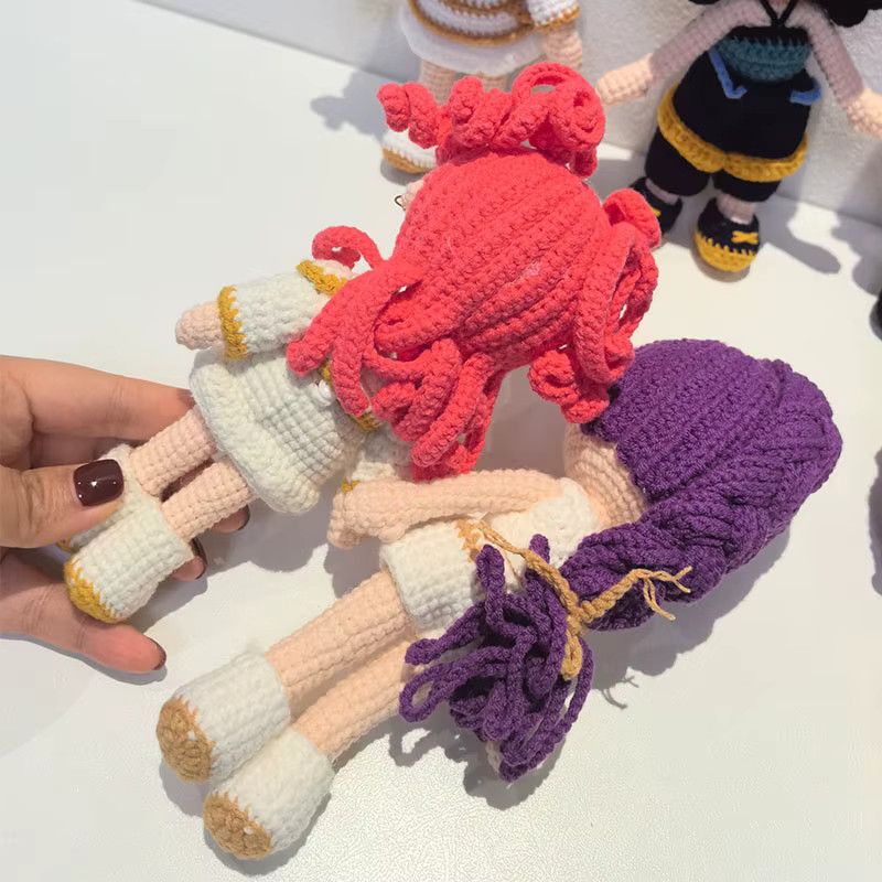 Handgefertigte Zoey-Strickpuppe als Häkelpuppe für Kinder und als dekoratives Wohnaccessoire - Bild 3