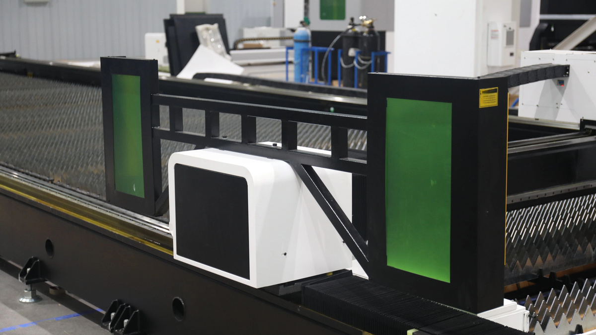 ACCTEK Großformat-Faserlaserschneidmaschine mit Erdungsschienentyp für einfachen Transport - Bild 2