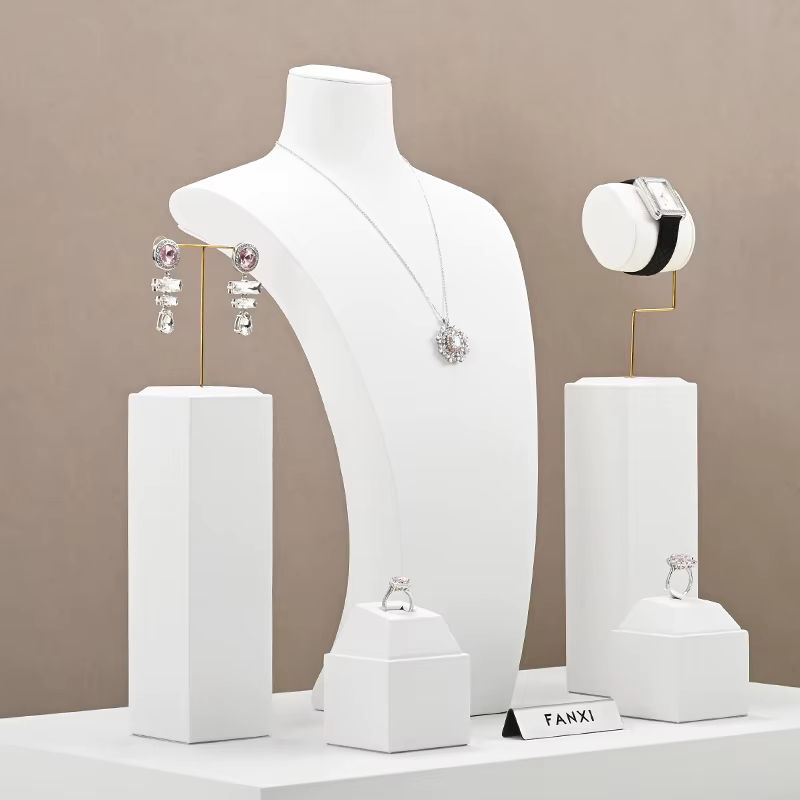 Oirlv Schmuck Display Set aus weißem PU-Leder und Metall für Halsketten, Ohrringe, Armreifen und Ringe - Bild 3