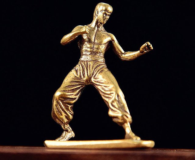 Freedom BABY Kung Fu Kid Messing Ornament in Gold für deine Heimdekoration - Bild 1