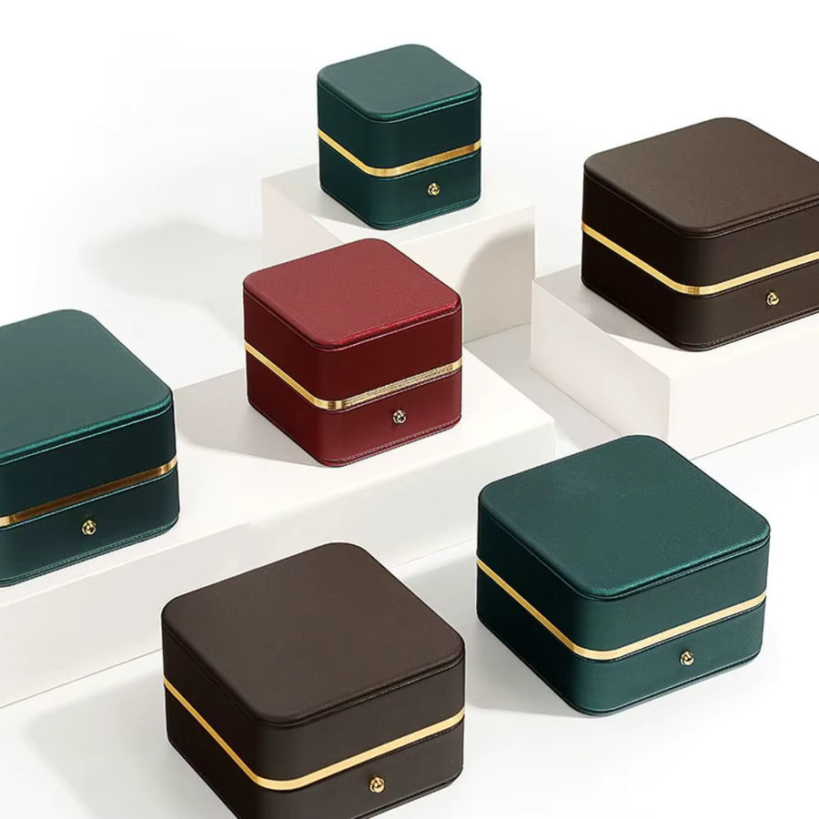 Elegante quadratische Ringbox aus PU-Leder in Gold mit Samtinterieur für Schmuckpräsentationen und Verlobungen - Bild 2