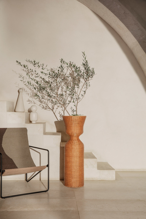 Ferm Living Agnes Blumenständer in Braun aus Rattan und Metall für den Tisch - Bild 3