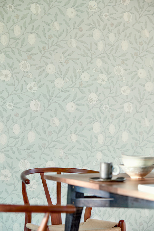 Morris & Co. Tapete Pure Fruit in Grau, Blau und Grün mit floralem Art Nouveau Design - Bild 1