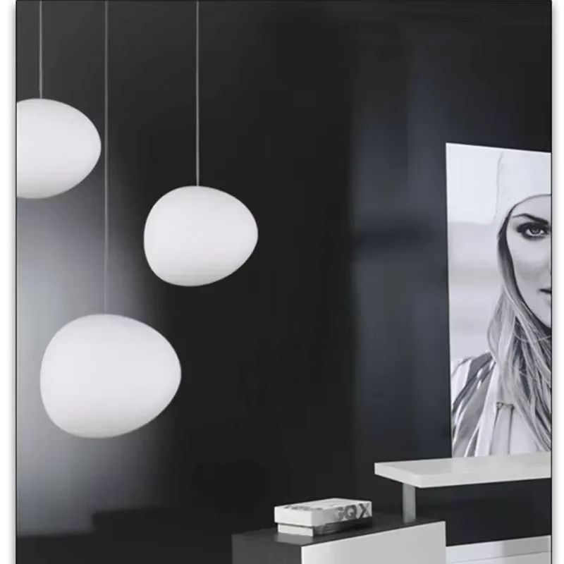 Foscarini Gregg Pendelleuchte aus Glas in Transparent oder Weiß als runde Globus-Hängeleuchte für dein Wohnzimmer - Bild 4
