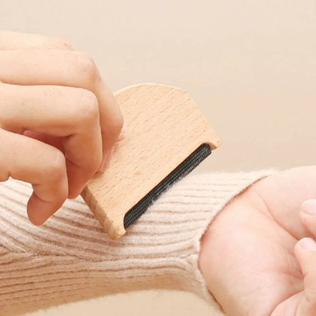 YMOLGA Fusselentferner aus Holz in Rot und Braun für Kaschmirpullover, Kleidung und Stoffe - Bild 1