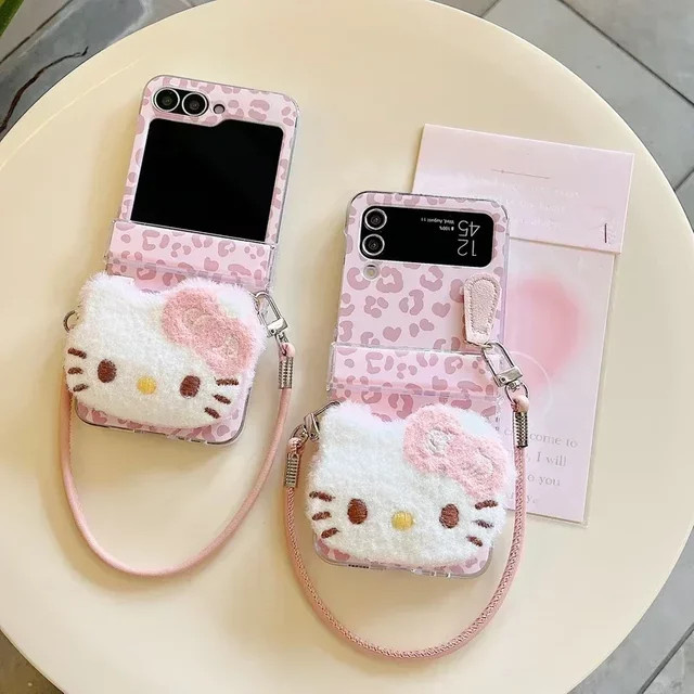 Plüsch Handyhülle mit Umhängeband für Samsung Galaxy Z Flip 6 5 4 3 in Pink mit Sanrio Hello Kitty Cartoon und Leopardenmuster - Bild 1