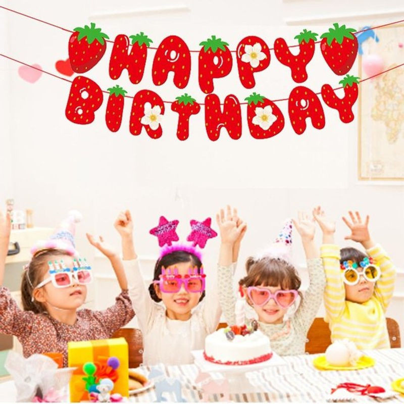 Erdbeere Geburtstag Banner Rot mit Buchstaben als hängende Partydekoration für Kinder aus Papier - Bild 1