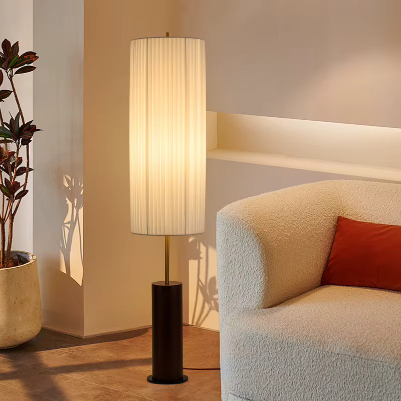HomeLover Dorica Stehlampe im Japanischen Wabi Sabi Zen Stil mit Stoffschirm und Holzmaserung in Weiß und Schwarz - Bild 1