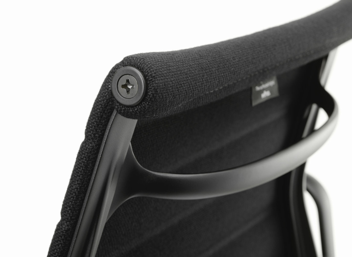 Vitra Aluminium Chair EA 104 mit Armlehnen in Schwarz und Hopsak Stoffbezug - Bild 2