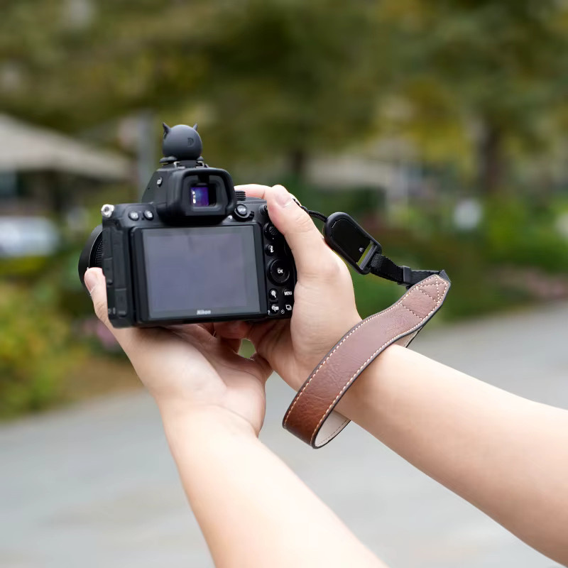 NiYi Focus Kamera-Handschlaufe in Braun mit leichtgewichtigem Schnellverschluss und Dreieckring für Canon Nikon Sony Fujifilm Kameras - Bild 3
