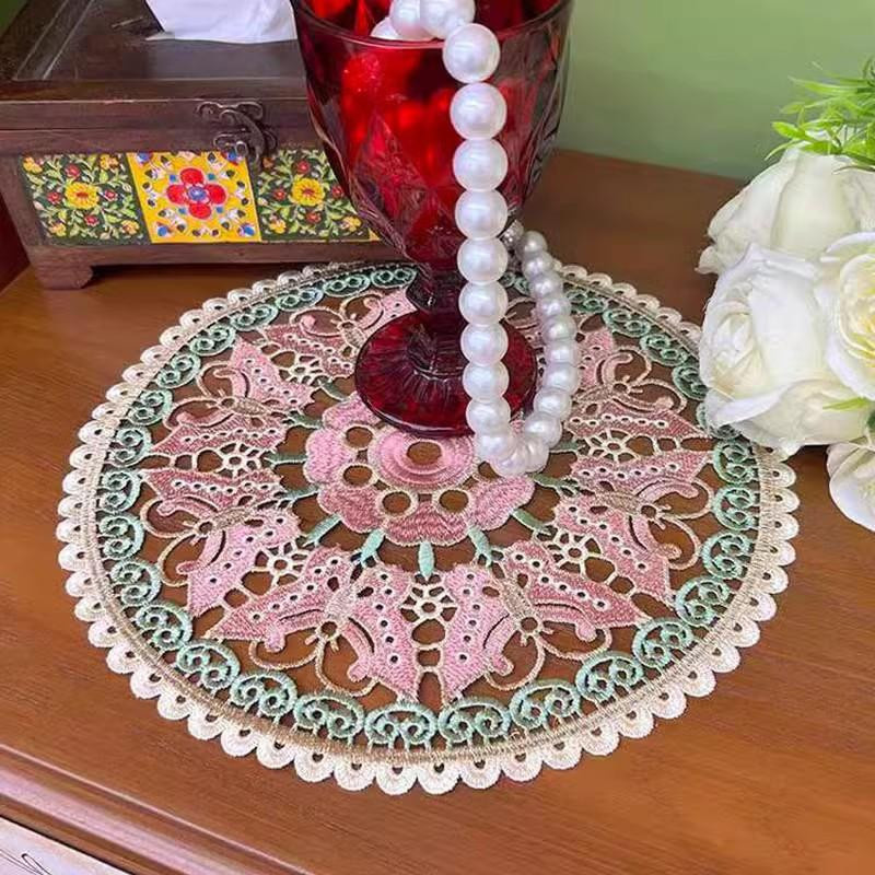 Rundes Tischset von Yiran Furniture mit floraler Stickerei in Mehrfarbig, Durchmesser: 30 cm - Bild 2