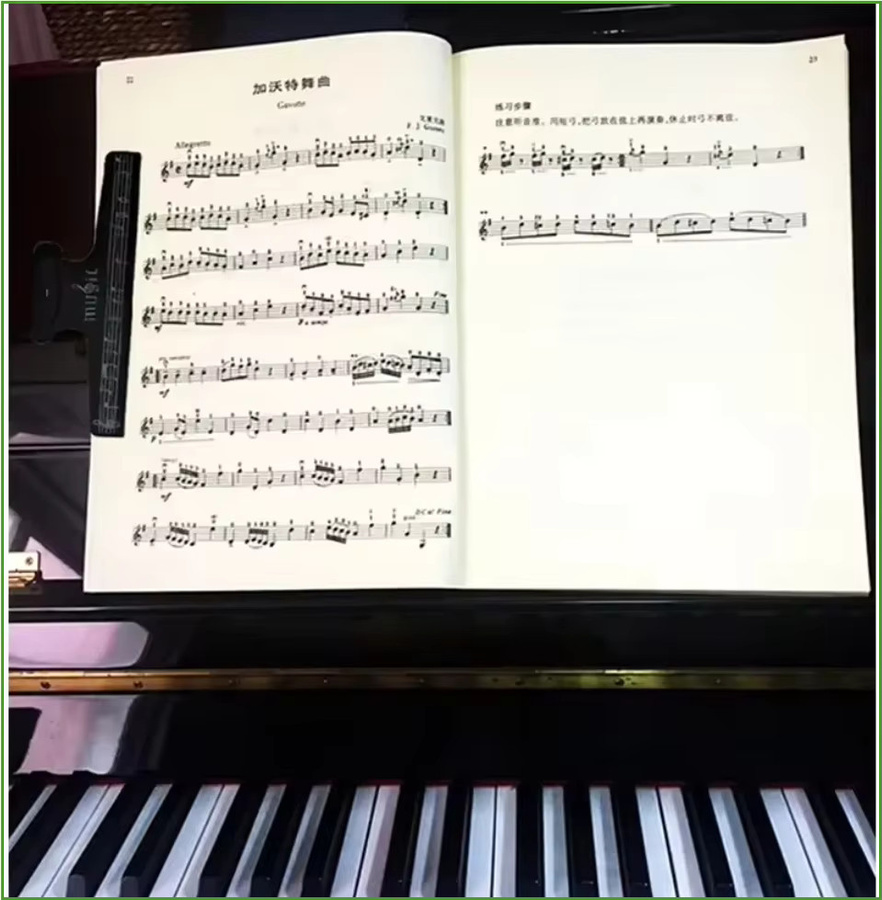 YOUYAN Notenklammern in Schwarz als Notenhalter und Fixierklammern für Notenblätter und Musikinstrumente wie Gitarre oder Violine - Bild 4