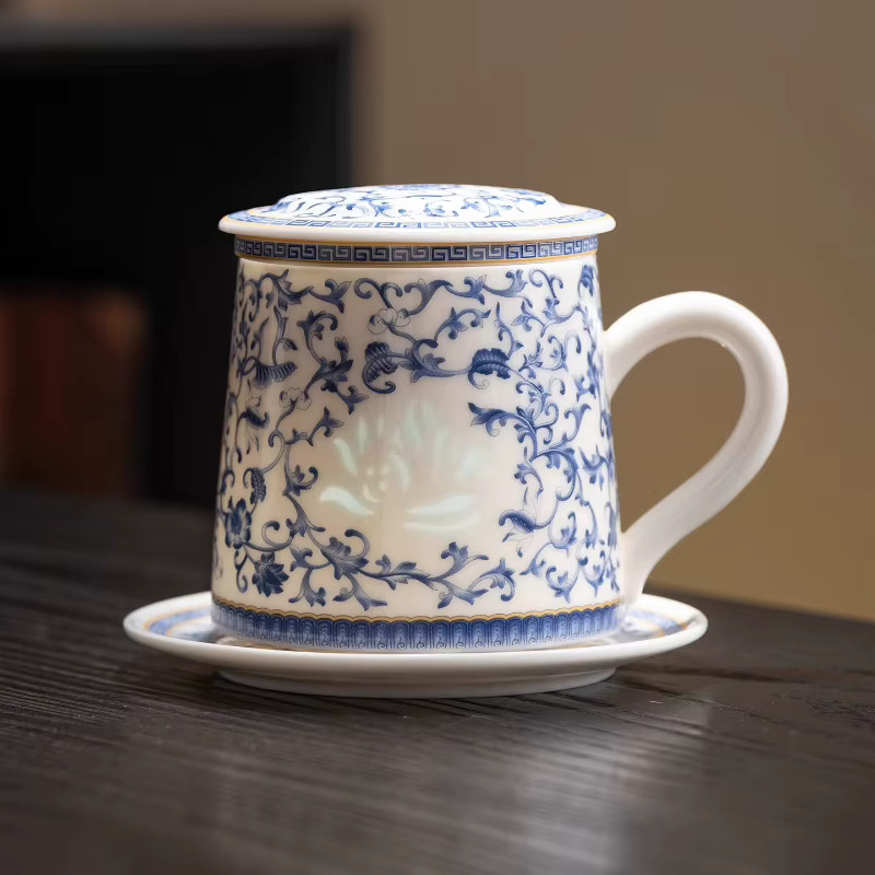 Exquisite Teetasse aus Jade-Porzellan in Blau und Weiß mit floralem Design - Bild 3