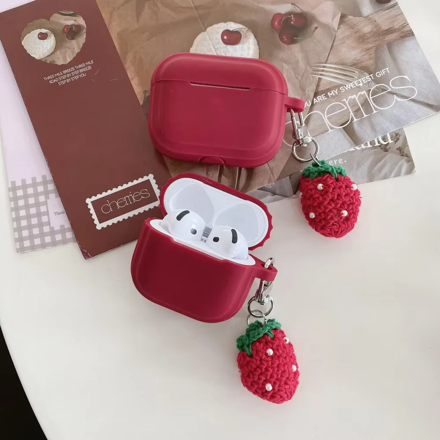 Silikonhülle für AirPods Pro 3 und AirPods 4 mit Erdbeer-Häkel-Schlüsselanhänger in Rot - Bild 4