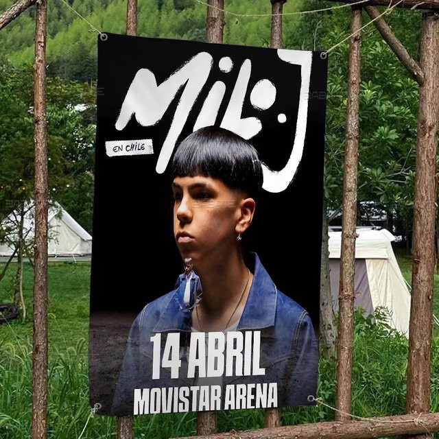 Singer M-Milo J Banner in Schwarz als dekorative Textil-Hängeflagge im INS-Stil für Outdoor-Partys, B: 70 cm, H: 50 cm - Bild 1