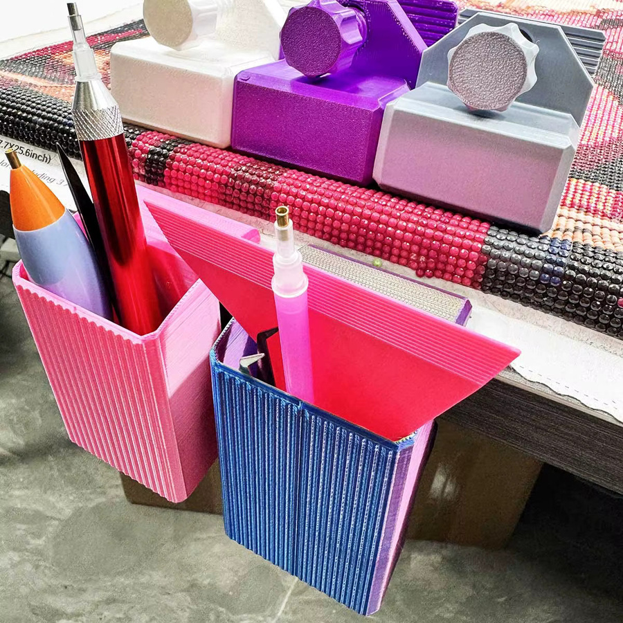 XUEQIXIAOZU 3D-Druck Diamant Malerei Zubehör Set mit bunten Punkt Bohrer Stifthaltern und Aufbewahrungsbox in Rot und Multicolour - Bild 5