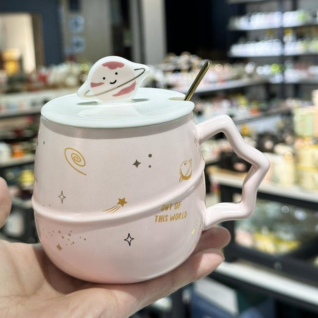 Yiran toy 1 Keramikbecher mit Deckel und Löffel Weltraum Planeten Design in Pink, Blau oder Weiß, 400 ml - Bild 1