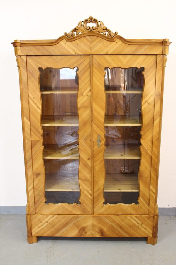Vitrine Louis Philippe von Antikhof Bröck aus Kirschbaum in Braun mit Glastüren und Regalböden, H: 204,0 cm, B: 130,0 cm, T: 55,0 cm - Bild 1