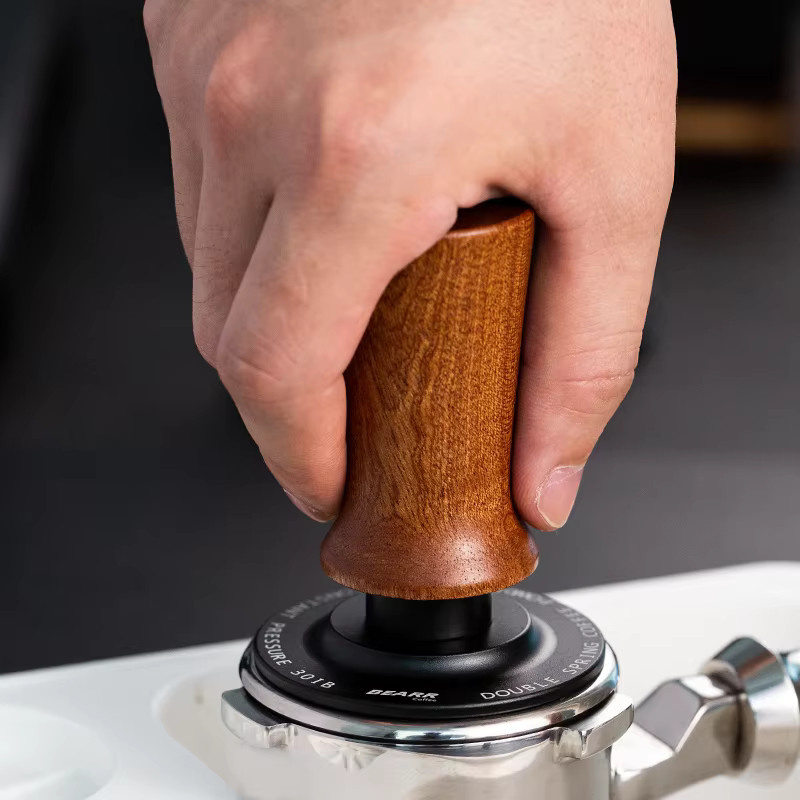 BEARR Kaffee Tamper mit Konstantdruck und kalibrierter Doppelfeder in Braun für Breville Espressomaschinen, Durchmesser: 51 mm, 53 mm, 53,7 mm oder 58 mm - Bild 4