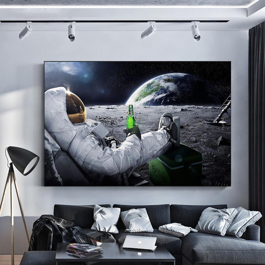Moderne Leinwandmalerei PanitingArt Astronaut trinkt Bier auf dem Mond mit Erde, Wandkunst Multicolor, Breite: 40 cm, Höhe: 60 cm - Bild 2