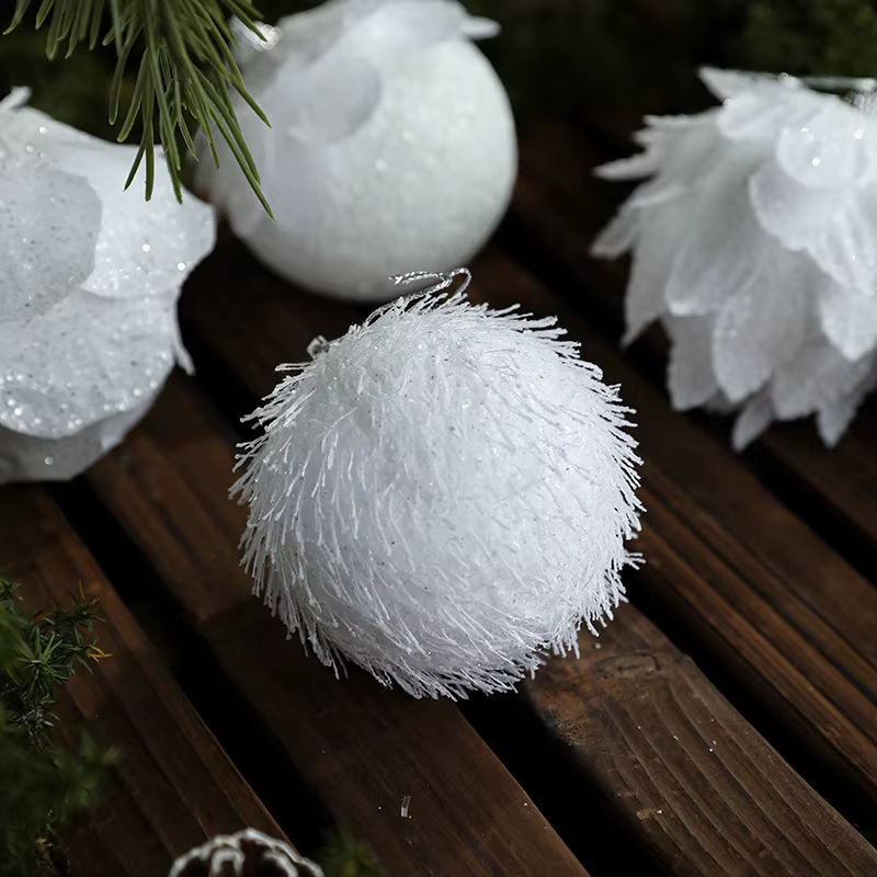 Hängendes Weihnachts-Dekoornament aus Schaumstoff mit floralen weißen Blüten in Rosa und Weiß - Bild 5
