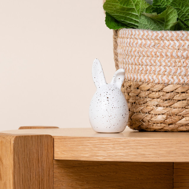 Keramik Hase Schlappohr mit Sprenkeln von BLUME2000 in Weiß, Braun und Beige für Ostern - Bild 1