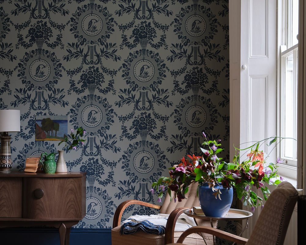 Farrow & Ball Tapete Classic Floral mit Tier- und Blumenmotiven in Blau und Grün - Bild 2