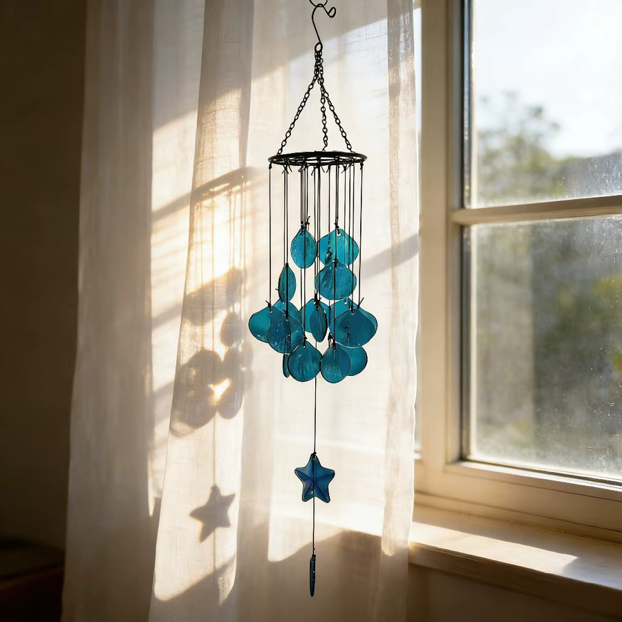 Dekoratives Buntglas-Muschel-Windspiel in Blau und Multicolour als maritimes Hängeornament für Garten und Terrasse - Bild 2