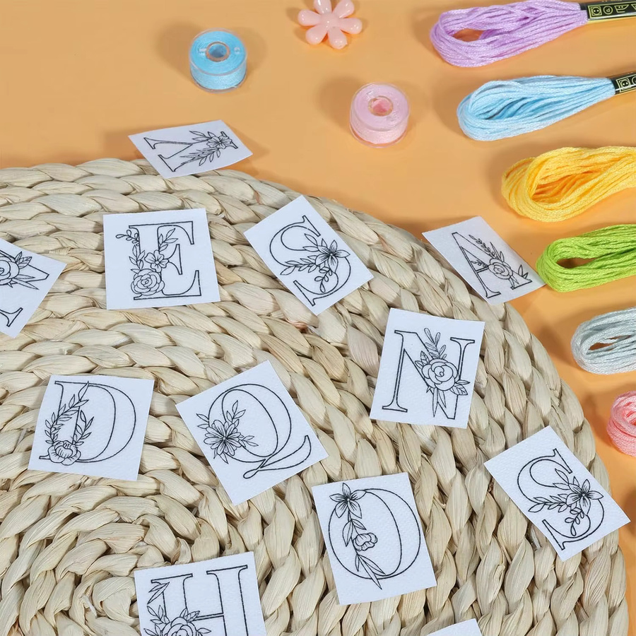 Wasserlösliches Stickmuster für deine DIY-Tischdecke mit Buchstaben und Blumen in Weiß - Bild 2