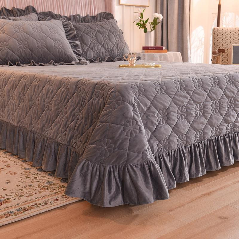 Yiran Furniture Samt-Bettwäsche mit Rüschen und Karomuster in Violett, B/B: 240 x 250 cm - Bild 2