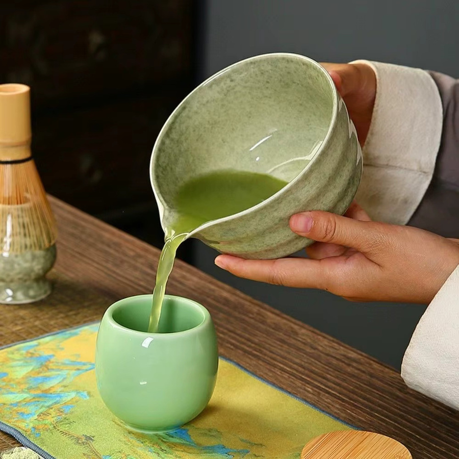 Japanisches Matcha-Teeset aus Bambus und Keramik in Grün mit Matcha-Schneebesen, Löffel und Schüssel - Bild 2