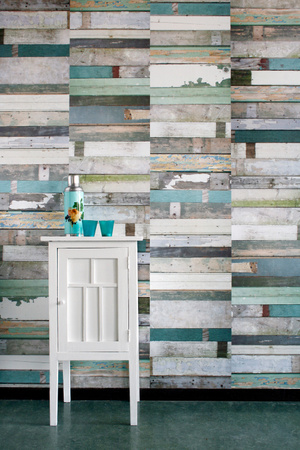 Studio Ditte Tapete Scrapwood Green in Naturtönen mit rustikalem Design und mattem Vlies-Finish