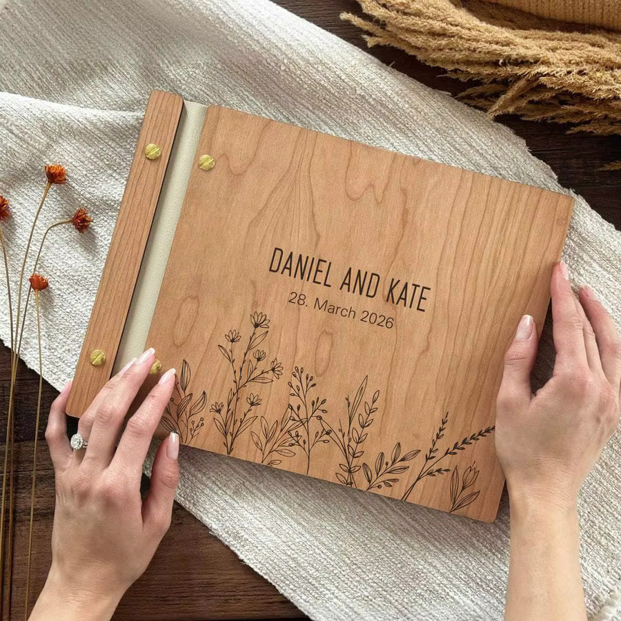 Personalisiertes Hochzeitsgästebuch aus Holz mit Hardcover als individuelles Erinnerungsalbum für Verlobungen und Hochzeiten - Bild 2