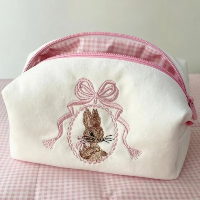 Tragbare Kosmetiktasche mit Hasenmotiv, Spitze und Schleife als Make-up-Organizer für Damen und Mädchen in Weiß und Rosa - Bild 1