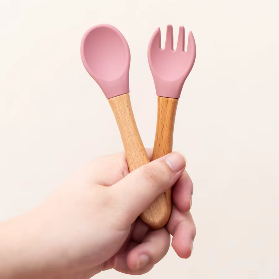 2-teiliges Baby Besteckset aus Silikon und Holz mit Löffel und Gabel in Pink - Bild 2