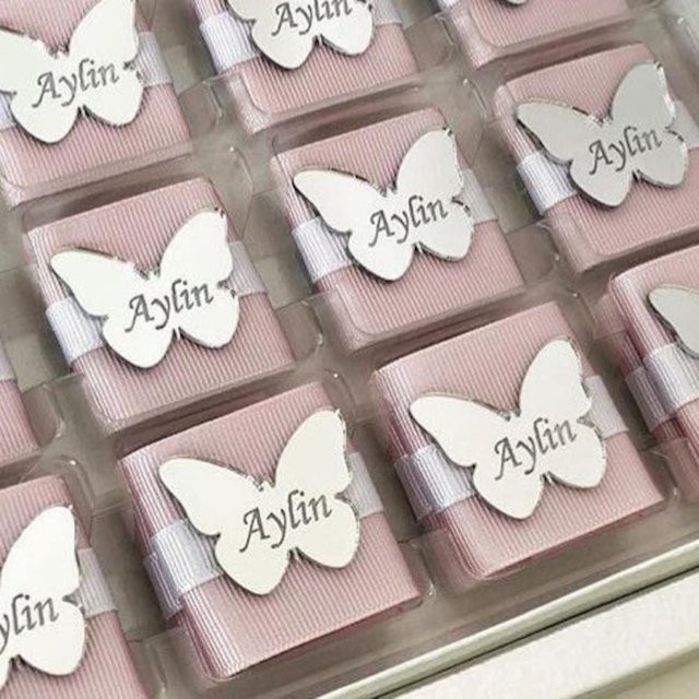 Personalisierte Schmetterling Anhänger aus Acryl mit graviertem Namen für Babyparty oder Taufe in Gold und Pink - Bild 1