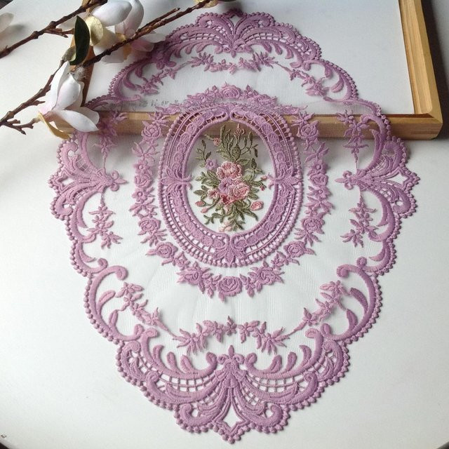 Ovales Tischset mit floraler Spitzenstickerei aus Baumwolle für Weihnachten, Beige oder Pink, B/T: 43 x 30 cm - Bild 1