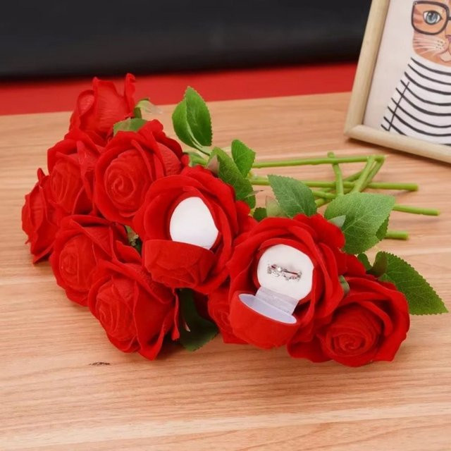 Kreativer Hochzeitsringhalter aus rotem Samt mit Rosenblüten-Design für Ringe und Ohrringe - Bild 1