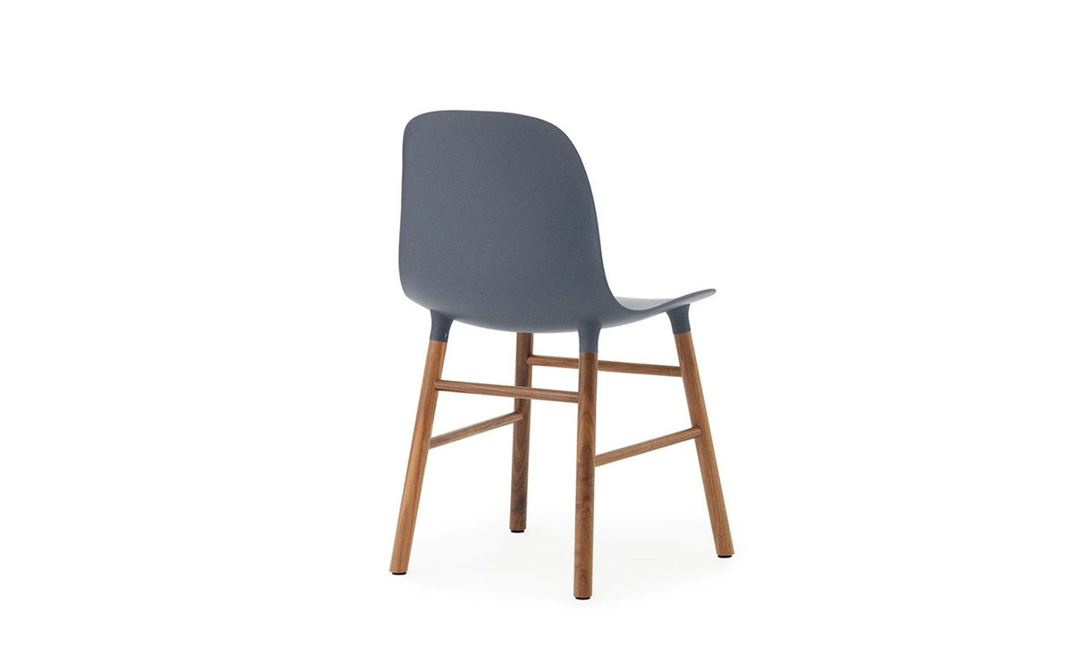 Normann Copenhagen Form Stuhl mit Holzgestell und blauem Stoffbezug - Bild 2