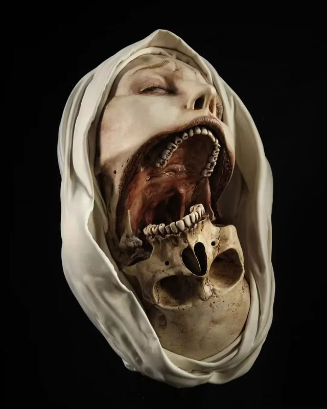 Transfiguratio Mortis Statue aus Kunstharz in Weiß als Halloween Dekoration und Kunstwerk - Bild 2