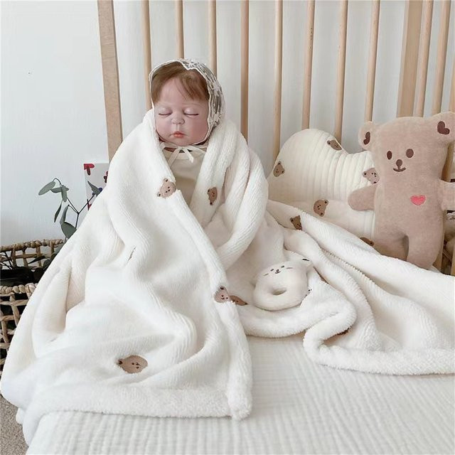 Weiche Fleece Baby Decke mit Bär Stickerei für Neugeborene in Herbst und Winter - Bild 1