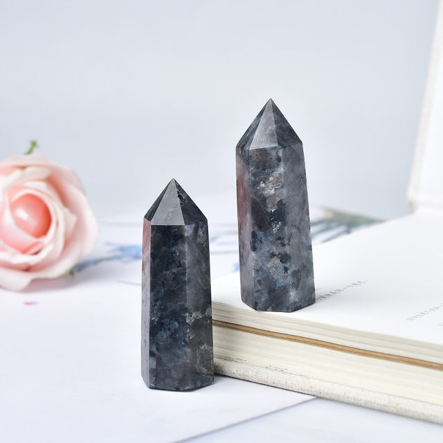 RYCRYSTAL Schwarzer Labradorit Quarz Obelisk als sechseckiger Kristallturm in Schwarz - Bild 1