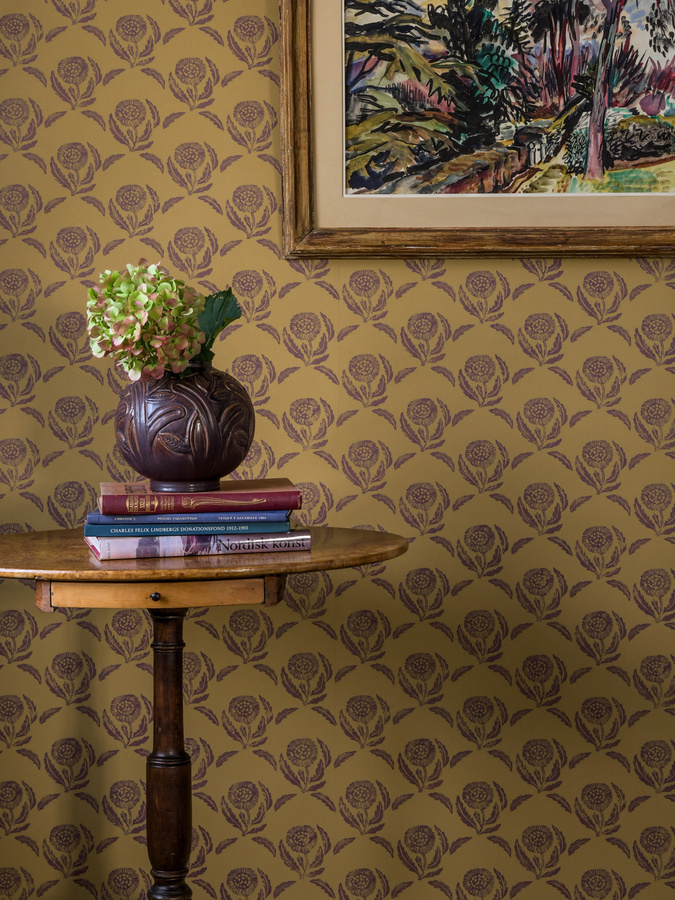 Långelid von Brömssen Tapete Daisy in Ochre mit floralem Art Nouveau Design und botanischem Muster aus Vlies - Bild 1