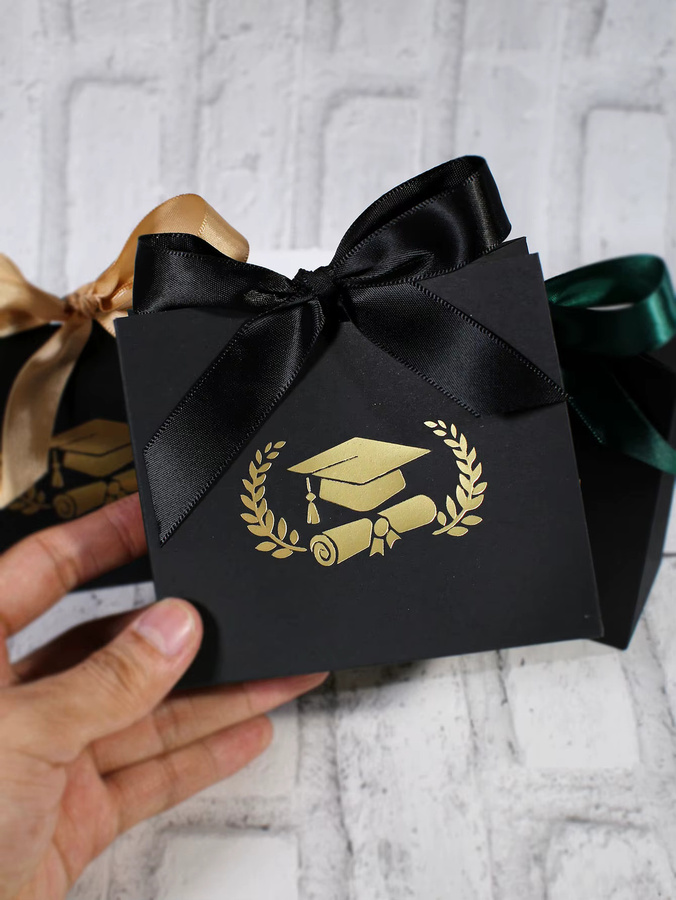 10 Stück Geschenkboxen aus Papier in Schwarz-Gold mit Junggesellenhut-Muster für die Abschlussfeier - Bild 2