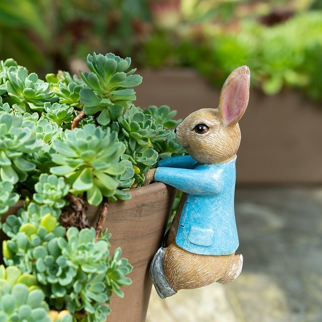 Dekorative Hase-Skulptur aus Kunstharz als bunte Gartendekoration für Garten, Rasen und Terrasse - Bild 1