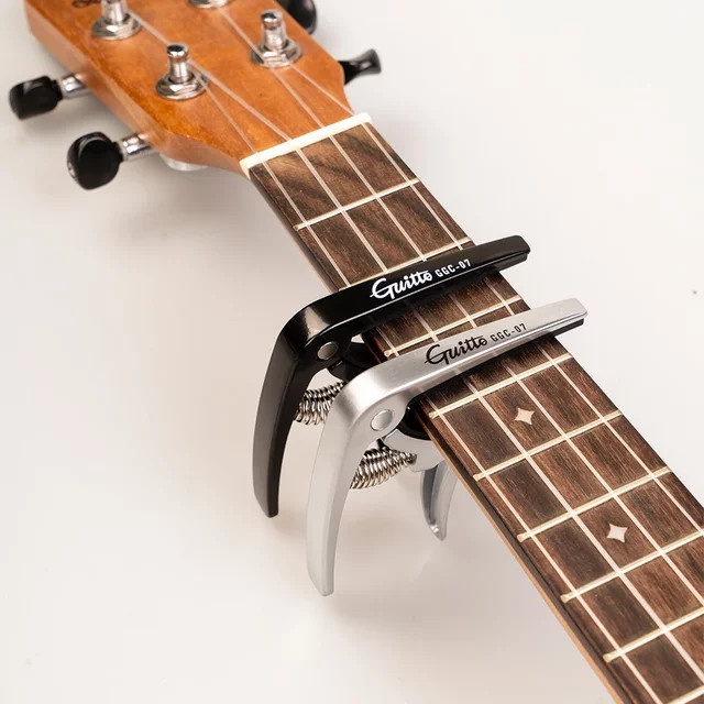 GUITTO GGC-07 Ukulele-Kapodaster aus Zinklegierung für 4 Saiten in Schwarz - Bild 1