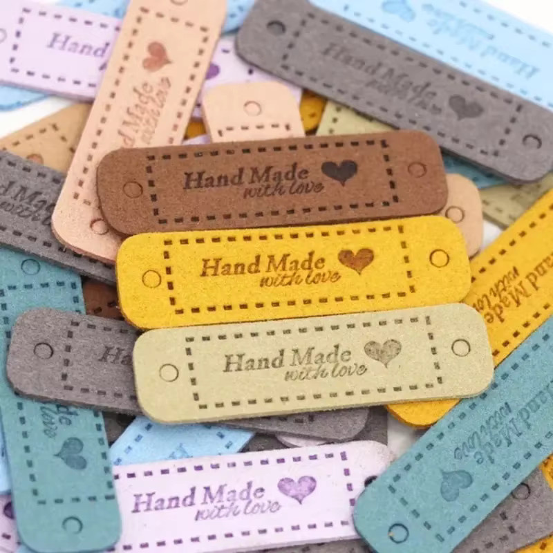 20er Set PU Leder Etiketten mit Aufschrift Mit Liebe handgemacht in Gelb und Mehrfarbig für Kleidung, Taschen und DIY Nähprojekte - Bild 2